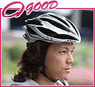 ヘルメットの前端が眉毛の上あたりにあるのが正しい位置。この位置に合わせてあごヒモを調整する