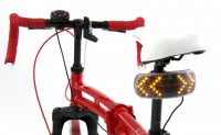 光と音で方向を示せば、夜間の走行も安心。自転車のための方向指示器