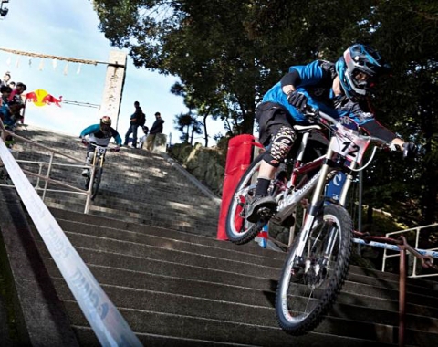 “Red Bull Holy Ride” 聖なる神仏の山でダウンヒル・レースを生中継！