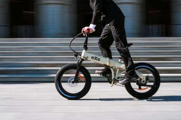 TVで話題！万博のバックヤードでの移動を支えた次世代モビリティeXs(エクス)