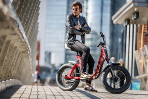 イタリアのモーターサイクルメーカーが製造する革新的な電動アシスト自転車です